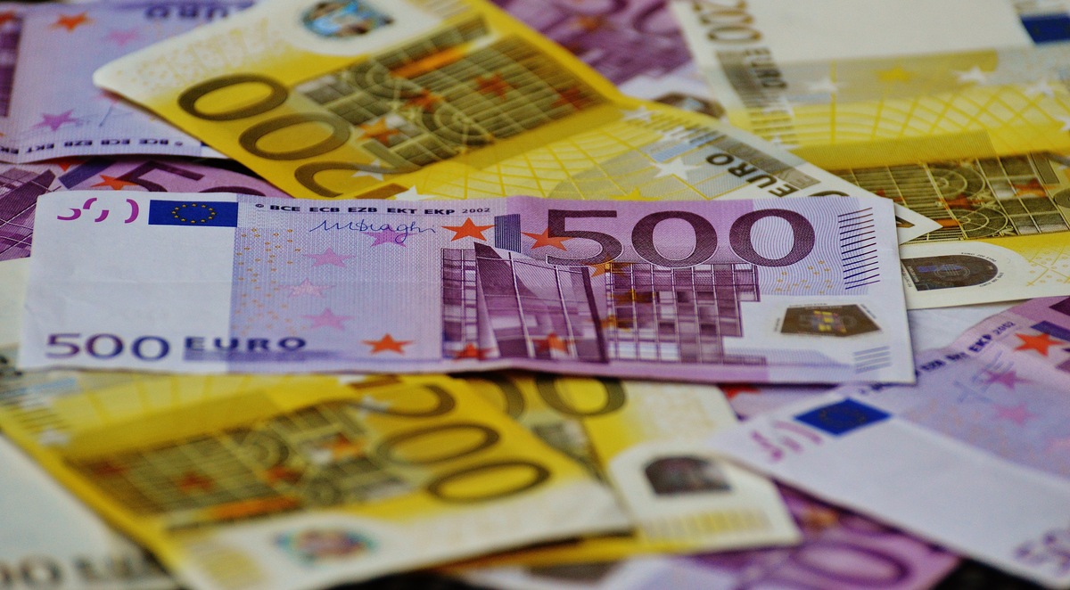 pakket beloning Schildknaap Biljetten van 100 en 200 euro krijgen nieuw formaat - Europa Nu